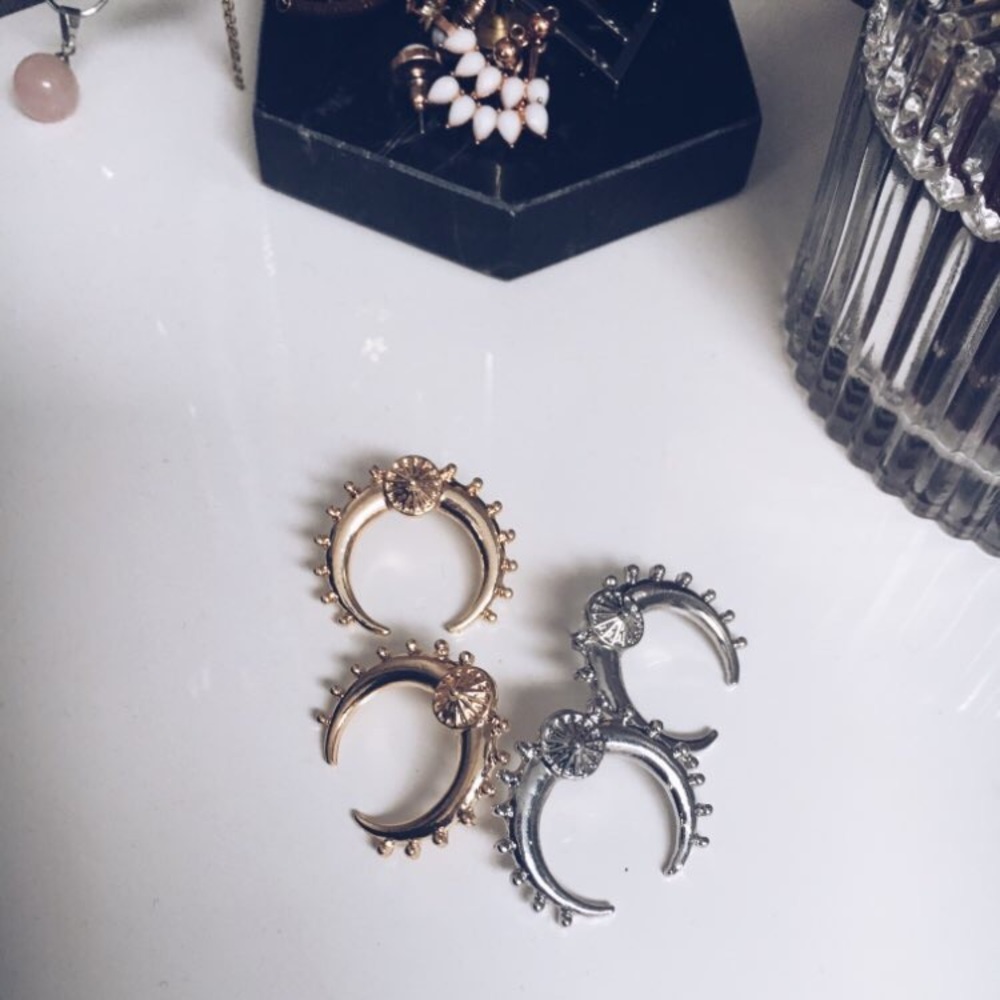 ONE LEFT!!🔥Boho Horn Crescent Moon Gold Earrings - Picture 3 of 6